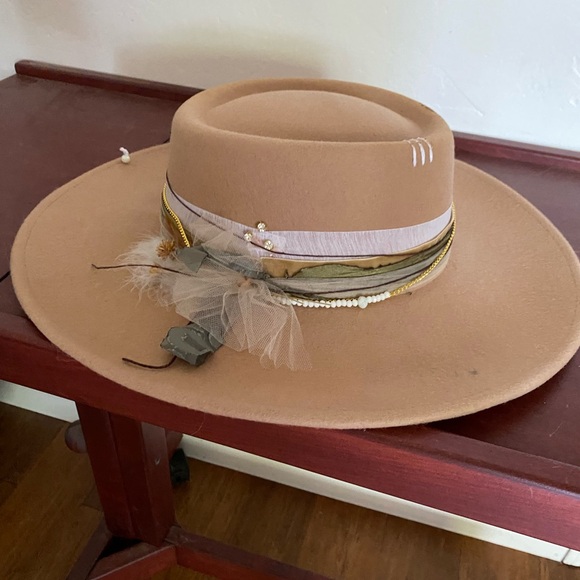 Stylish Tan Wide-Brim Hat with Decorative Band